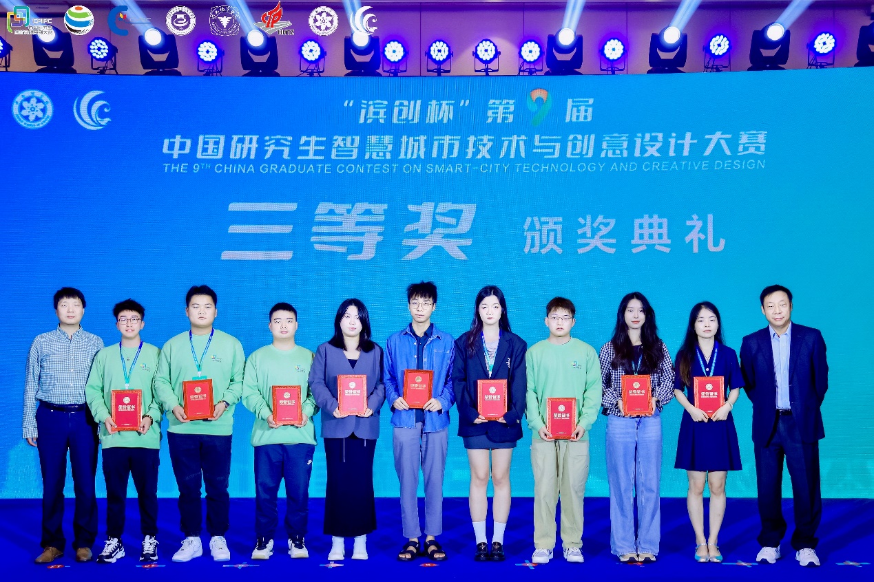 一群人站在一起描述已自动生成